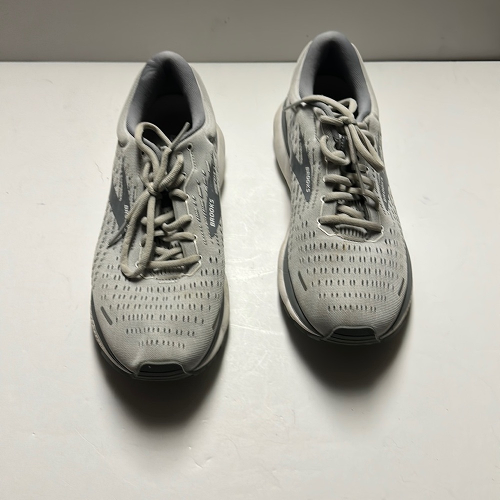 Women’s Brooks Size 11 gray tennis shoes style Ghost13